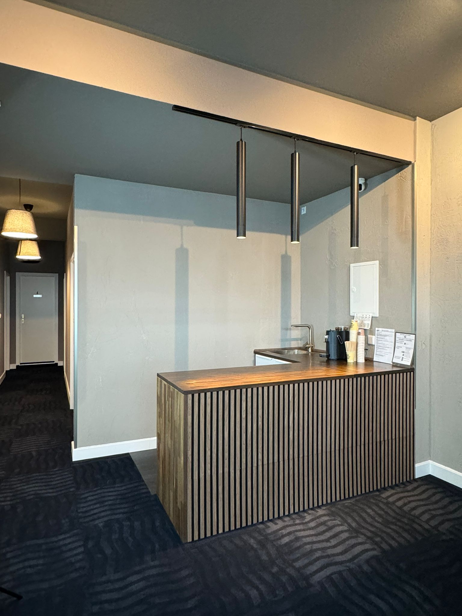 Zimmer mit Boxspringbett im Apartment Leverkusen-Wiesdorf
