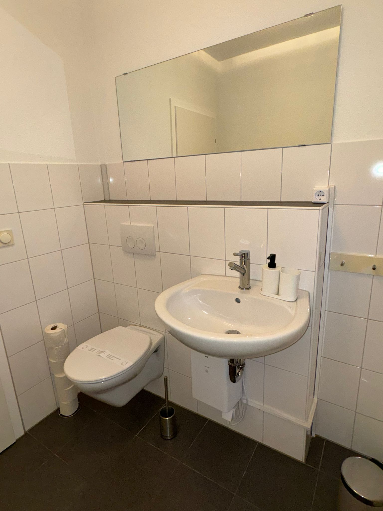 Zimmeransicht mit Kleiderschrank im NL-Apartments