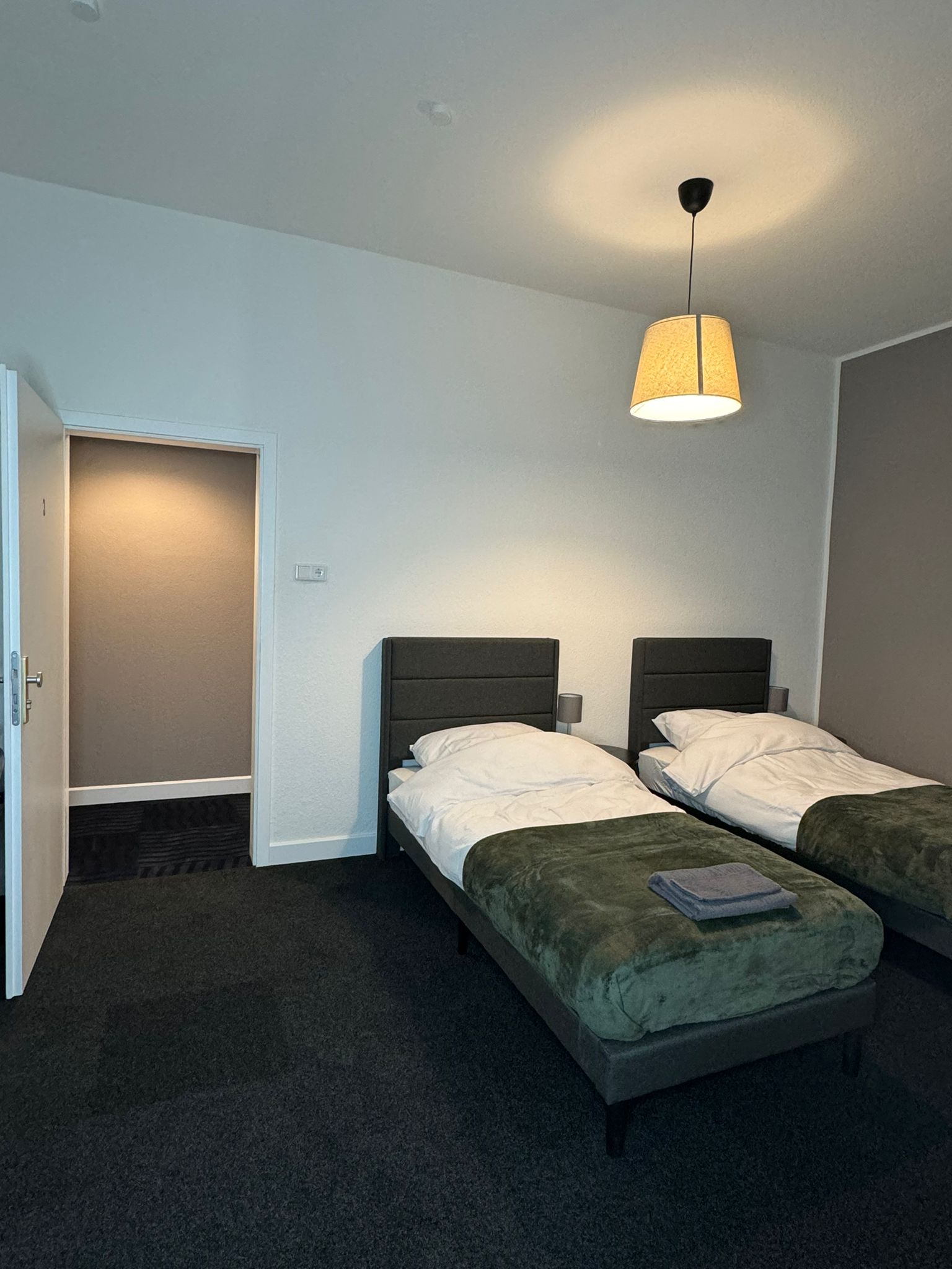 Doppelzimmer mit zwei Boxspringbetten im Apartment Leverkusen