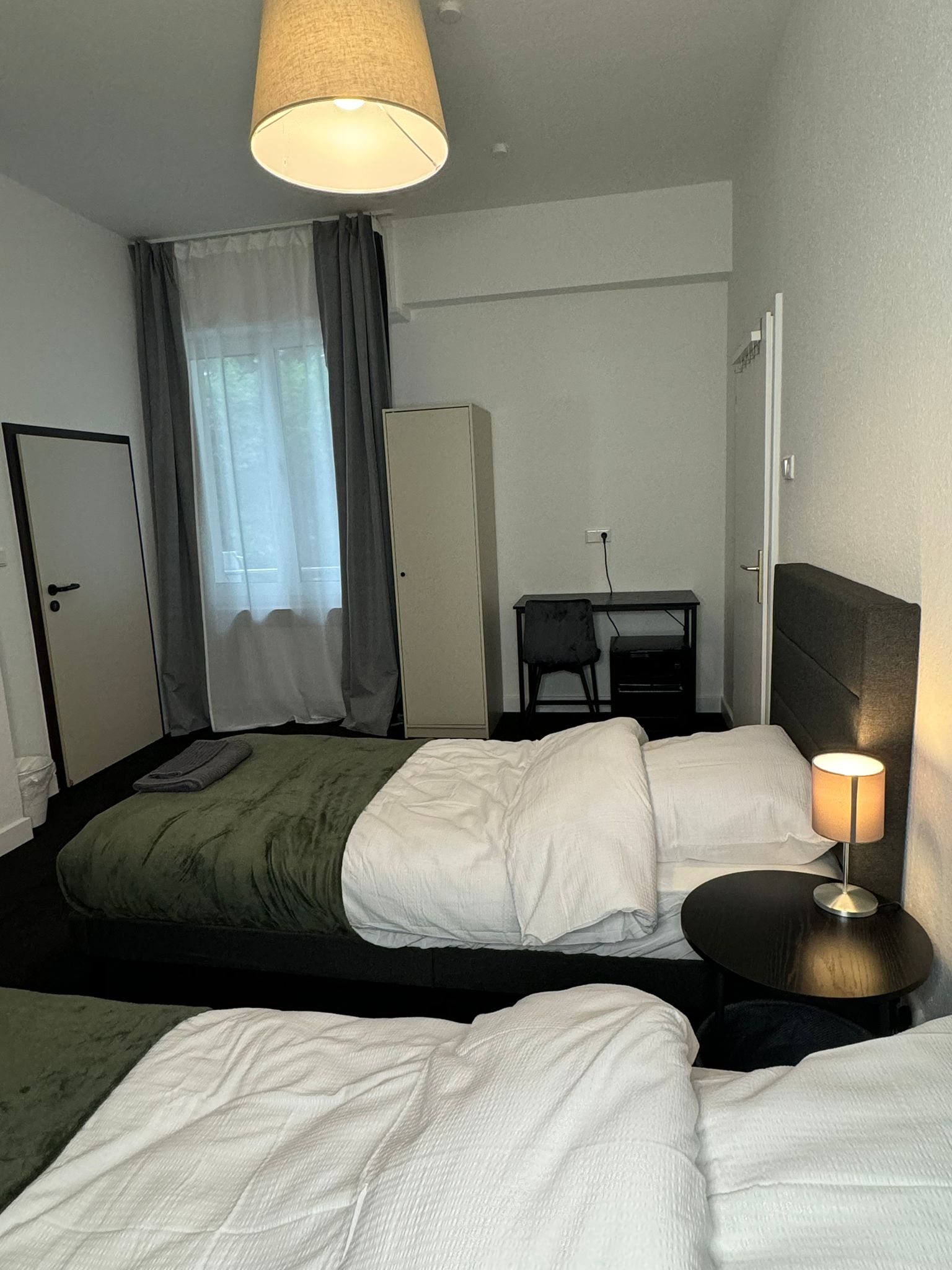 Dreibettzimmer mit Schreibtisch und Kleiderschrank in Leverkusen