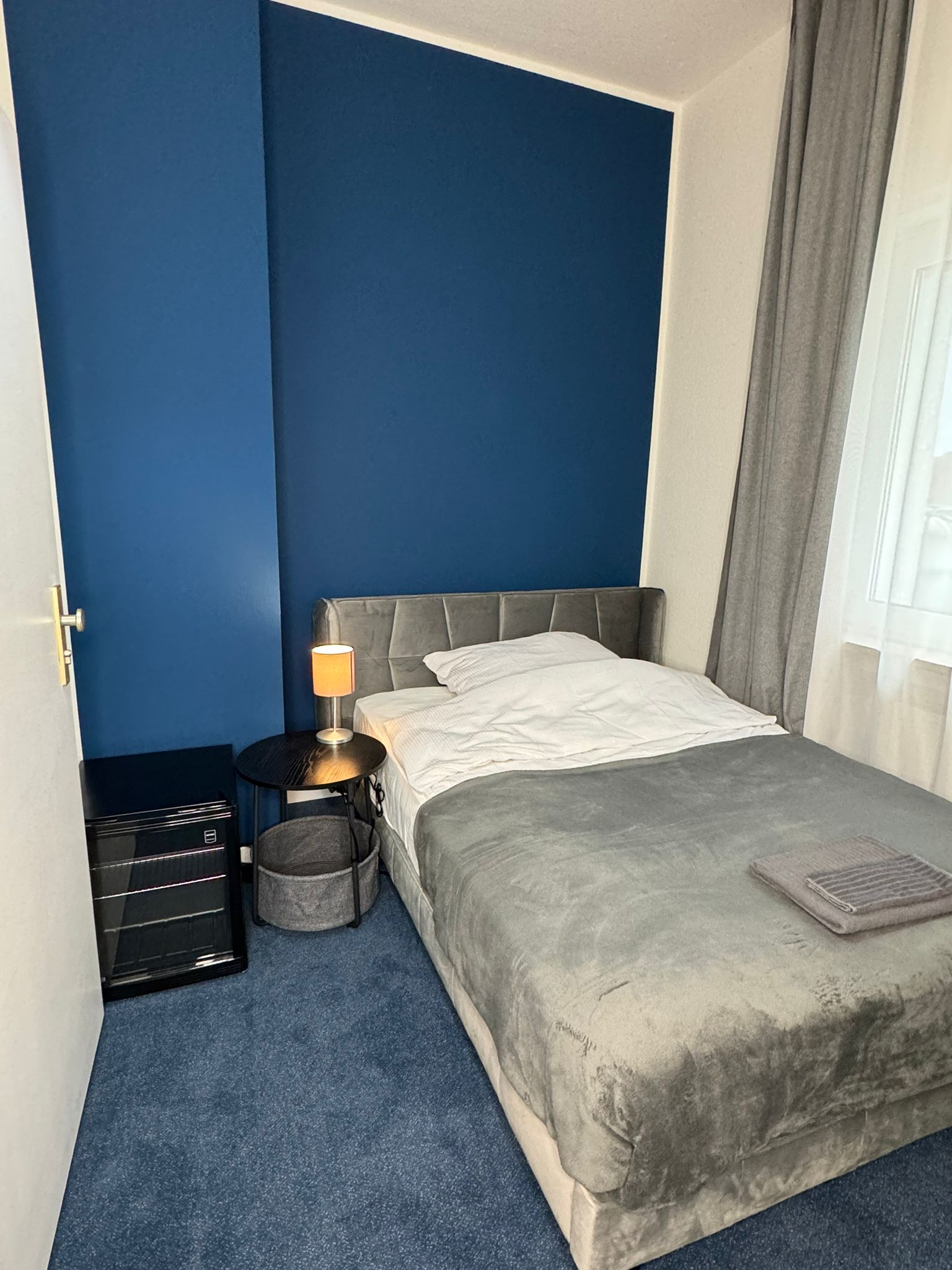 Einzelzimmer mit Boxspringbett und Minibar in Leverkusen